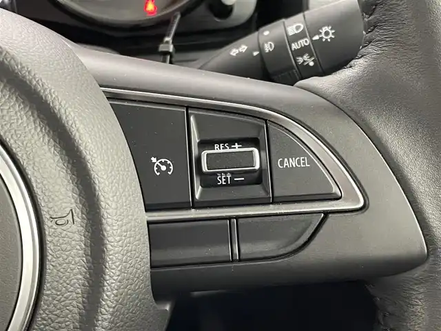 スズキ ジムニー XC 埼玉県 2023(令5)年 1万km シフォンアイボリーメタリックブラック2トーンルーフ スズキセーフティーサポート/衝突被害軽減ブレーキ/LEDヘッドライト/オートマチックハイビーム/クルーズコントロール/純正7型ナビゲーション「CN-HE02WD」/AM/FM/Bluetooth/CD/DVD//バックカメラ/シートヒーター「運転席/助手席」/ドアバイザー/革巻きステアリング/ステアリングリモコン/純正16インチアルミホイール/スマートキー/社外フロアマット