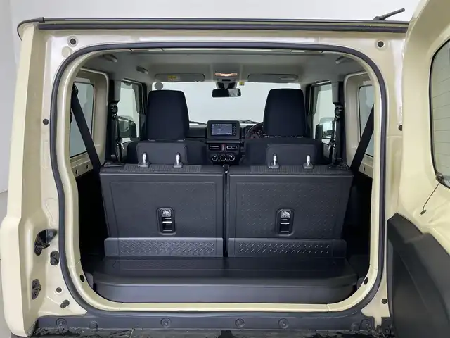 スズキ ジムニー XC 埼玉県 2023(令5)年 1万km シフォンアイボリーメタリックブラック2トーンルーフ スズキセーフティーサポート/衝突被害軽減ブレーキ/LEDヘッドライト/オートマチックハイビーム/クルーズコントロール/純正7型ナビゲーション「CN-HE02WD」/AM/FM/Bluetooth/CD/DVD//バックカメラ/シートヒーター「運転席/助手席」/ドアバイザー/革巻きステアリング/ステアリングリモコン/純正16インチアルミホイール/スマートキー/社外フロアマット