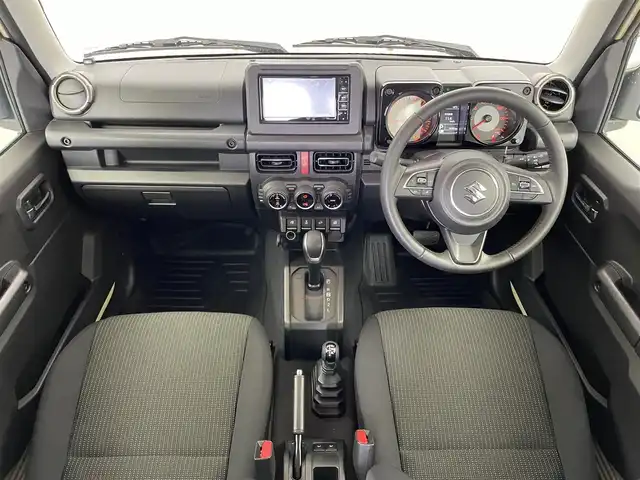 スズキ ジムニー XC 埼玉県 2023(令5)年 1万km シフォンアイボリーメタリックブラック2トーンルーフ スズキセーフティーサポート/衝突被害軽減ブレーキ/LEDヘッドライト/オートマチックハイビーム/クルーズコントロール/純正7型ナビゲーション「CN-HE02WD」/AM/FM/Bluetooth/CD/DVD//バックカメラ/シートヒーター「運転席/助手席」/ドアバイザー/革巻きステアリング/ステアリングリモコン/純正16インチアルミホイール/スマートキー/社外フロアマット
