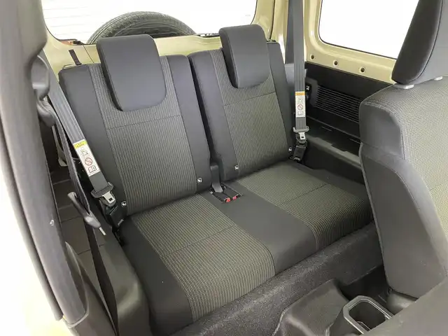 スズキ ジムニー XC 埼玉県 2023(令5)年 1万km シフォンアイボリーメタリックブラック2トーンルーフ スズキセーフティーサポート/衝突被害軽減ブレーキ/LEDヘッドライト/オートマチックハイビーム/クルーズコントロール/純正7型ナビゲーション「CN-HE02WD」/AM/FM/Bluetooth/CD/DVD//バックカメラ/シートヒーター「運転席/助手席」/ドアバイザー/革巻きステアリング/ステアリングリモコン/純正16インチアルミホイール/スマートキー/社外フロアマット