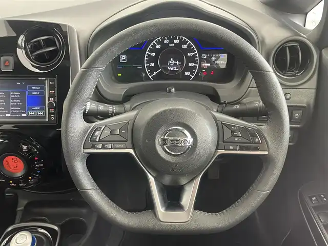 日産 ノート e－パワー メダリスト Bアロー 埼玉県 2018(平30)年 3.9万km ダークメタルグレー/スーパーブラック2トーン 純正ナビ　/バックカメラ　/ハーフレザーシート　/スマートキー　/プッシュスタート　/フルセグテレビ　/プリクラッシュセーフティ　/コーナーセンサー　/ＬＥＤヘッドライト　/車線逸脱警報システム　/オートライト