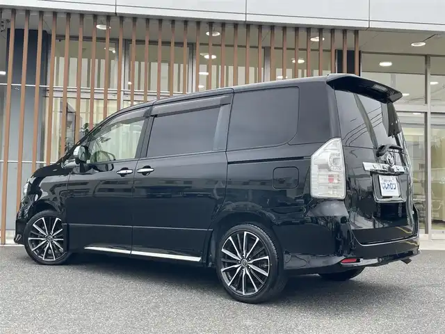 トヨタ ヴォクシー ZS 煌Ⅱ 鳥取県 2012(平24)年 11.4万km ブラック (株)IDOMが運営する【じしゃロン鳥取店】の自社ローン専用車両になります。こちらは現金またはオートローンご利用時の価格です。自社ローンご希望の方は別途その旨お申付け下さい/純正8インチナビ（NHZN-X61G）/・Bluetooth接続/・フルセグTV/・CD/DVD/パドルシフト/ステアリングリモコン/プッシュスタート/スマートキー/両側パワースライドドア/バックカメラ/ETC/フォグランプ/ドアバイザー