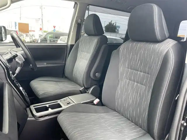 トヨタ ヴォクシー ZS 煌Ⅱ 鳥取県 2012(平24)年 11.4万km ブラック (株)IDOMが運営する【じしゃロン鳥取店】の自社ローン専用車両になります。こちらは現金またはオートローンご利用時の価格です。自社ローンご希望の方は別途その旨お申付け下さい/純正8インチナビ（NHZN-X61G）/・Bluetooth接続/・フルセグTV/・CD/DVD/パドルシフト/ステアリングリモコン/プッシュスタート/スマートキー/両側パワースライドドア/バックカメラ/ETC/フォグランプ/ドアバイザー