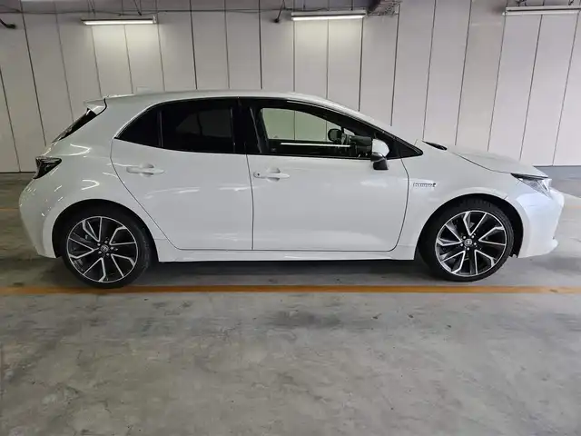 トヨタ カローラ スポーツ ハイブリッドG Z 香川県 2019(令1)年 5.3万km ホワイトパールクリスタルシャイン 〇純正ナビ/〇フルセグTV/〇セーフティセンス/・プリクラッシュセーフティシステム/・レーントレーシングアシスト/・レーダークルーズコントロール/・オートマチックハイビーム/・ロードサインアシスト/〇ドライブモードセレクト/〇LEDヘッドランプ	/〇オートライト	/〇LEDフロントフォグランプ	/〇純正18インチアルミ	/〇革巻きステアリング	/〇左右独立温度調整オートエアコン/〇レッドステッチ入ブラックファブリックシート/〇スポーツシート（前席）/〇ビルトインETC/〇ドライブレコーダー/〇スマートエントリー