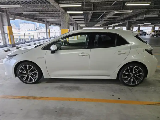 トヨタ カローラ スポーツ ハイブリッドG Z 香川県 2019(令1)年 5.3万km ホワイトパールクリスタルシャイン 〇純正ナビ/〇フルセグTV/〇セーフティセンス/・プリクラッシュセーフティシステム/・レーントレーシングアシスト/・レーダークルーズコントロール/・オートマチックハイビーム/・ロードサインアシスト/〇ドライブモードセレクト/〇LEDヘッドランプ	/〇オートライト	/〇LEDフロントフォグランプ	/〇純正18インチアルミ	/〇革巻きステアリング	/〇左右独立温度調整オートエアコン/〇レッドステッチ入ブラックファブリックシート/〇スポーツシート（前席）/〇ビルトインETC/〇ドライブレコーダー/〇スマートエントリー