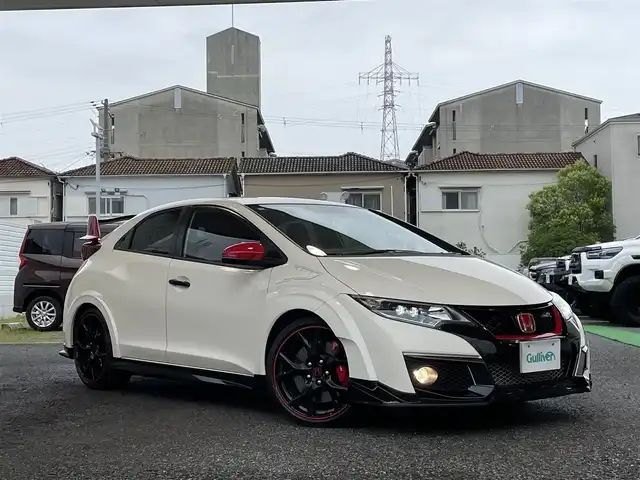 ホンダ シビック タイプR 兵庫県 2016(平28)年 1万km チャンピオンシップホワイト 外部検査実施済み//ワンオーナー//750台限定（R-0036号車）//H31/R3/5/7年ディーラー記録簿有//OP テールゲートスポイラー（カーボン/フレームレッド）//OP テールゲートガーニッシュ（カーボン製）//OP バンパーガーニッシュ（カーボン製）//OP フロントグリルガーニッシュ（フレームレッド）//OP リヤバンパーガーニッシュ（フレームレッド）//OP ドアミラーカバー（フレームレッド）//OP フューエルリッド（ピアノブラック）//OP ステアリングホイールガーニッシュ//OP フットライト（LEDレッドイルミネーション）/・純正メモリーナビ/・地デジ/DVD/BT/・バックカメラ/・ステアリングリモコン/・ETC/・オートLEDヘッドランプ/・クルーズコントロール/・純正19インチAW/・プラスRモード