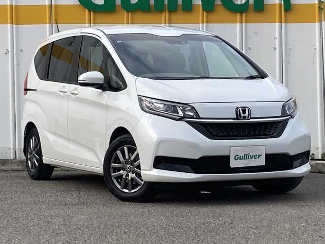 ホンダ フリード＋ ハイブリット G 佐賀県 2023(令5)年 0.7万km プラチナホワイトパール 外部検査実施済み/登録時走行距離6683km/ワンオーナー/純正メモリナビ【VXM-234VFi】/(DVD/フルセグTV/Bluetooth/USB/MSV)/バックカメラ/レーダークルーズコントロール/両側パワースライドドア/ホンダセンシング/・CMBS（衝突軽減ブレーキ）/・歩行者事故低減ステアリング/・アダクティブクルーズコントロール/・LKAS（車線維持支援システム）/・路外逸脱抑制機能/・誤発進抑制機能（前方/後方）/・先行車発進お知らせ機能/・標識認識機能/LEDヘッドライト/スマートキー/ビルトインETC/前後ドライブレコーダー/純正15インチアルミホイール/横滑り防止機能/純正ホイール付きスタッドレスタイヤ積込/保証書/取扱説明書/スペアキー