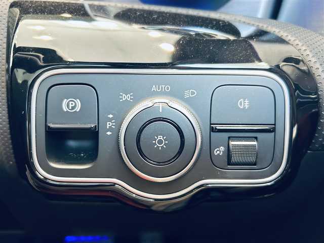 メルセデス・ベンツ ＣＬＡ２００ｄ AMGライン 大阪府 2020(令2)年 2.4万km デジタルホワイト ワンオーナー/サンルーフ/HUD/レーダーセーフティ/ACC/赤黒革/メモリ付きパワーシート/シートヒーター/純正ナビ/TV/360度カメラ/純正18インチAW/LEDヘッドライト/アンビエントライト/ブラインドスポット/ワイヤレス充電