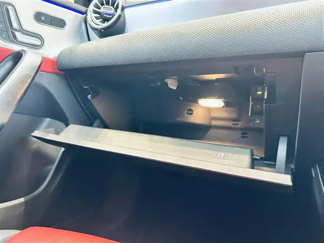 メルセデス・ベンツ ＣＬＡ２００ｄ AMGライン 大阪府 2020(令2)年 2.4万km デジタルホワイト ワンオーナー/サンルーフ/HUD/レーダーセーフティ/ACC/赤黒革/メモリ付きパワーシート/シートヒーター/純正ナビ/TV/360度カメラ/純正18インチAW/LEDヘッドライト/アンビエントライト/ブラインドスポット/ワイヤレス充電