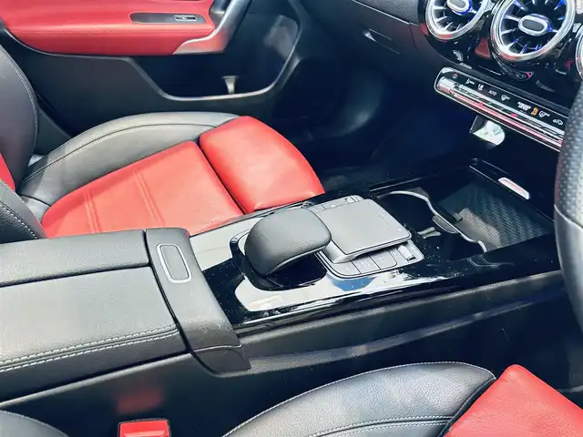 メルセデス・ベンツ ＣＬＡ２００ｄ AMGライン 大阪府 2020(令2)年 2.4万km デジタルホワイト ワンオーナー/サンルーフ/HUD/レーダーセーフティ/ACC/赤黒革/メモリ付きパワーシート/シートヒーター/純正ナビ/TV/360度カメラ/純正18インチAW/LEDヘッドライト/アンビエントライト/ブラインドスポット/ワイヤレス充電