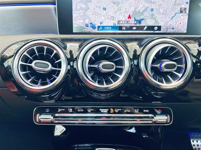メルセデス・ベンツ ＣＬＡ２００ｄ AMGライン 大阪府 2020(令2)年 2.4万km デジタルホワイト ワンオーナー/サンルーフ/HUD/レーダーセーフティ/ACC/赤黒革/メモリ付きパワーシート/シートヒーター/純正ナビ/TV/360度カメラ/純正18インチAW/LEDヘッドライト/アンビエントライト/ブラインドスポット/ワイヤレス充電