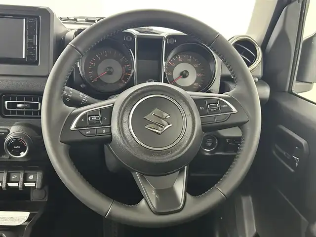 スズキ ジムニー XC 道央・札幌 2025(令7)年 0.1万km未満 ミディアムグレー ・4WD/・社外メモリナビ/・フルセグTV/BT/CD/DVD/・バックカメラ/・ETC/・デュアルセンサーブレーキサポート/・レーンキープアシスト/・クルーズコントロール/・オートハイビーム/・シートヒーター/・アイドリングストップ/・ダウンヒルアシスト/・コーナーセンサー/・ステアリングスイッチ/・純正16インチAW/・プッシュスタート/・スマートキー/・スペアキー/・社外フロアマット/・取扱説明書