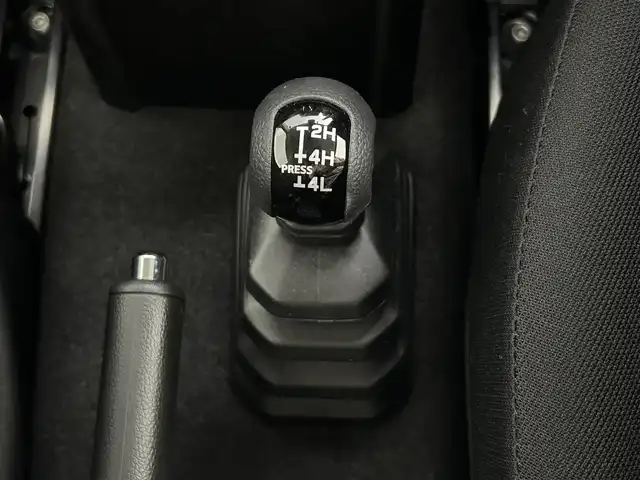 スズキ ジムニー XC 道央・札幌 2025(令7)年 0.1万km未満 ミディアムグレー ・4WD/・社外メモリナビ/・フルセグTV/BT/CD/DVD/・バックカメラ/・ETC/・デュアルセンサーブレーキサポート/・レーンキープアシスト/・クルーズコントロール/・オートハイビーム/・シートヒーター/・アイドリングストップ/・ダウンヒルアシスト/・コーナーセンサー/・ステアリングスイッチ/・純正16インチAW/・プッシュスタート/・スマートキー/・スペアキー/・社外フロアマット/・取扱説明書