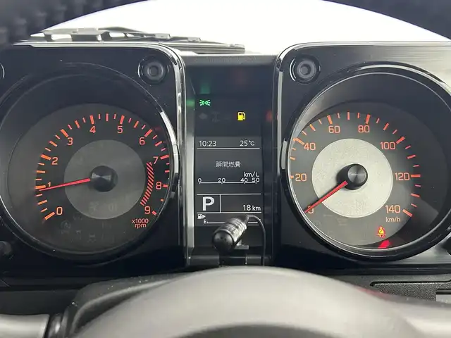 スズキ ジムニー XC 道央・札幌 2025(令7)年 0.1万km未満 ミディアムグレー ・4WD/・社外メモリナビ/・フルセグTV/BT/CD/DVD/・バックカメラ/・ETC/・デュアルセンサーブレーキサポート/・レーンキープアシスト/・クルーズコントロール/・オートハイビーム/・シートヒーター/・アイドリングストップ/・ダウンヒルアシスト/・コーナーセンサー/・ステアリングスイッチ/・純正16インチAW/・プッシュスタート/・スマートキー/・スペアキー/・社外フロアマット/・取扱説明書