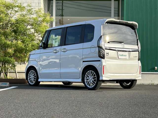 ホンダ Ｎ ＢＯＸ カスタム L ターボ 岡山県 2023(令5)年 1.9万km プラチナホワイトパール 純正9インチナビ　LXU-237NBi/フルセグTV、CD、DVD、Bluetooth、AM、FM/バックカメラ/ビルトインETC/前席シートヒーター/ハーフレザーシート/パドルシフト/後席ロールサンシェード/シートバックテーブル/LEDヘッドライト/前後ドライブレコーダー　DRH-229ND/電動パーキングブレーキ/オートブレーキホールド/ホンダセンシング/・渋滞時追従機能付きアダブティブクルーズコントロール/・パーキングセンサー/・衝突軽減ブレーキCMBS/・先行車発進お知らせ機能/・歩行車事故低減ステアリング/・路外逸脱抑制機能/・車線維持支援システム/・オートハイビーム/・誤発進抑制機能/・後方誤発進抑制機能/・標識認識機能