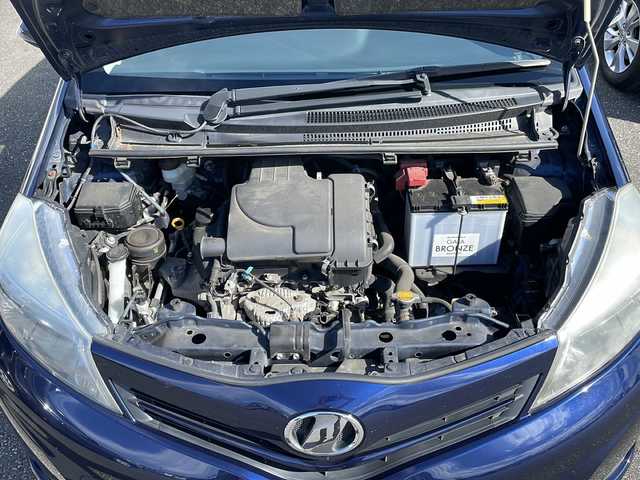 トヨタ ヴィッツ F シエル 岩手県 2013(平25)年 10.6万km ダークブルーマイカ サマータイヤ積込/プッシュスタート/スマートキー/社外ナビ（AM/FM/CD/Bluetooth）/ワンセグTV/純正フロアマット