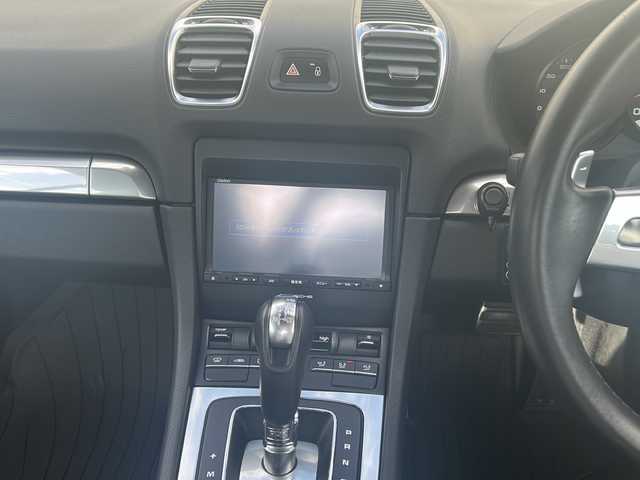 ポルシェ ケイマン 愛知県 2016(平28)年 4.5万km ピュアホワイト 登録時走行距離44840km/純正7インチSDナビ/(Bluetooth/フルセグTV/DVD/VTR)/バックカメラ/ドラレコ前後/クリアランスソナー/ビルドインETC/BOSEサウンド/社外レーダー探知機/アクティブセーフティーポルシェ/パーキングアシストタント/スポーツモード/パドルシフト/格納式リアスポイラー/エレクトリックパーキングブレーキ/マルチインフォメーションディスプレイ/純正フロアマット/スマートキー/(スペアキー×1)/取説/保証書