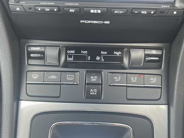 ポルシェ ケイマン 愛知県 2016(平28)年 4.5万km ピュアホワイト 登録時走行距離44840km/純正7インチSDナビ/(Bluetooth/フルセグTV/DVD/VTR)/バックカメラ/ドラレコ前後/クリアランスソナー/ビルドインETC/BOSEサウンド/社外レーダー探知機/アクティブセーフティーポルシェ/パーキングアシストタント/スポーツモード/パドルシフト/格納式リアスポイラー/エレクトリックパーキングブレーキ/マルチインフォメーションディスプレイ/純正フロアマット/スマートキー/(スペアキー×1)/取説/保証書