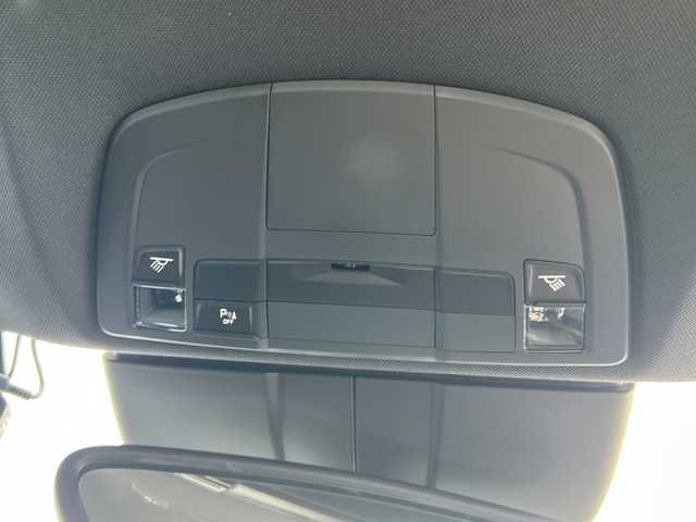 ポルシェ ケイマン 愛知県 2016(平28)年 4.5万km ピュアホワイト 登録時走行距離44840km/純正7インチSDナビ/(Bluetooth/フルセグTV/DVD/VTR)/バックカメラ/ドラレコ前後/クリアランスソナー/ビルドインETC/BOSEサウンド/社外レーダー探知機/アクティブセーフティーポルシェ/パーキングアシストタント/スポーツモード/パドルシフト/格納式リアスポイラー/エレクトリックパーキングブレーキ/マルチインフォメーションディスプレイ/純正フロアマット/スマートキー/(スペアキー×1)/取説/保証書