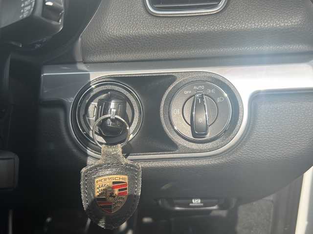 ポルシェ ケイマン 愛知県 2016(平28)年 4.5万km ピュアホワイト 登録時走行距離44840km/純正7インチSDナビ/(Bluetooth/フルセグTV/DVD/VTR)/バックカメラ/ドラレコ前後/クリアランスソナー/ビルドインETC/BOSEサウンド/社外レーダー探知機/アクティブセーフティーポルシェ/パーキングアシストタント/スポーツモード/パドルシフト/格納式リアスポイラー/エレクトリックパーキングブレーキ/マルチインフォメーションディスプレイ/純正フロアマット/スマートキー/(スペアキー×1)/取説/保証書