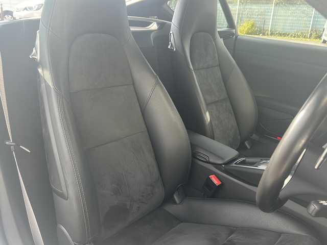 ポルシェ ケイマン 愛知県 2016(平28)年 4.5万km ピュアホワイト 登録時走行距離44840km/純正7インチSDナビ/(Bluetooth/フルセグTV/DVD/VTR)/バックカメラ/ドラレコ前後/クリアランスソナー/ビルドインETC/BOSEサウンド/社外レーダー探知機/アクティブセーフティーポルシェ/パーキングアシストタント/スポーツモード/パドルシフト/格納式リアスポイラー/エレクトリックパーキングブレーキ/マルチインフォメーションディスプレイ/純正フロアマット/スマートキー/(スペアキー×1)/取説/保証書