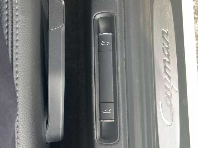 ポルシェ ケイマン 愛知県 2016(平28)年 4.5万km ピュアホワイト 登録時走行距離44840km/純正7インチSDナビ/(Bluetooth/フルセグTV/DVD/VTR)/バックカメラ/ドラレコ前後/クリアランスソナー/ビルドインETC/BOSEサウンド/社外レーダー探知機/アクティブセーフティーポルシェ/パーキングアシストタント/スポーツモード/パドルシフト/格納式リアスポイラー/エレクトリックパーキングブレーキ/マルチインフォメーションディスプレイ/純正フロアマット/スマートキー/(スペアキー×1)/取説/保証書