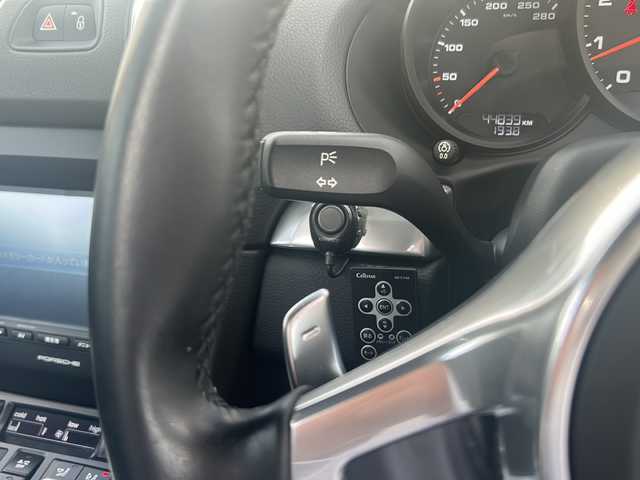 ポルシェ ケイマン 愛知県 2016(平28)年 4.5万km ピュアホワイト 登録時走行距離44840km/純正7インチSDナビ/(Bluetooth/フルセグTV/DVD/VTR)/バックカメラ/ドラレコ前後/クリアランスソナー/ビルドインETC/BOSEサウンド/社外レーダー探知機/アクティブセーフティーポルシェ/パーキングアシストタント/スポーツモード/パドルシフト/格納式リアスポイラー/エレクトリックパーキングブレーキ/マルチインフォメーションディスプレイ/純正フロアマット/スマートキー/(スペアキー×1)/取説/保証書