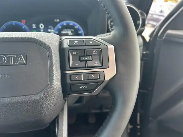 トヨタ ランドクルーザー ２５０ VX 栃木県 2024(令6)年 0.3万km ブラック ワンオーナー/ムーンルーフ/トヨタセーフティセンス/ディスプレイオーディオプラス/フルセグTV/Bluetooth/USB/HDMI/MiraCast/JBLプレミアムサウンドシステム/床下透過表示機能付パノラミックビューモニター/周辺車両接近時サポート付ブラインドスポットモニター/デジタルインナーミラー/ETC2.0/黒革シート/パワーシート/シートヒーター/エアシート/パワーバックドア/パーキングサポートブレーキ/クリアランスソナー/レーダークルーズコントロール/LEDヘッドライト/フロント/リアフォグ/ステアリングヒーター/リモコン/nanoeX左右後席独立オートエアコン/保証書/取説