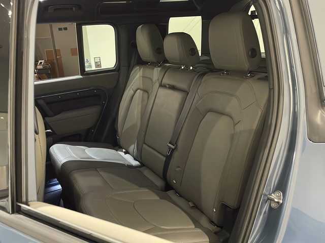 ランドローバー ランドローバー ディフェンダー 110S 新潟県 2023(令5)年 2.2万km 青 オプション/タスマンブルー/ルーフレール（ブラック）/・フロントフォグランプ/・レザーステアリングホイール/コールドクライメートパック/・ウィンドスクリーン（ヒーター付）/・ヘッドライトパワーウォッシュ/・ステアリングホイール （ヒーター付）/・シートヒーター/・コンフォート&コンビニエンスパック/＜110 S D300専用装備＞/・オートハイビームアシスト（AHBA）/・純正19インチグロススパークルシルバーフィニッシュスタイルスポークアルミホイール/・インタラクティブドライバーディスプレイ/全モデル共通標準装備/12V電源ソケット（ラゲッジスペース）/Pivi Pro（コネクテッド）10インチタッチスクリーン/Android Auto/Apple CarPlay/ドライバーコンディションモニター/ブラインドスポットアシスト/クリアイグジットモニター/アダプティブクルーズコントロール/レーンキープアシスト/360°パーキングエイド/レーンキーピングエイド/クロージングビークルセンシング/リバーストラフィックディテクション/リアトラフィックモニター/ETC/ドライブレコーダー