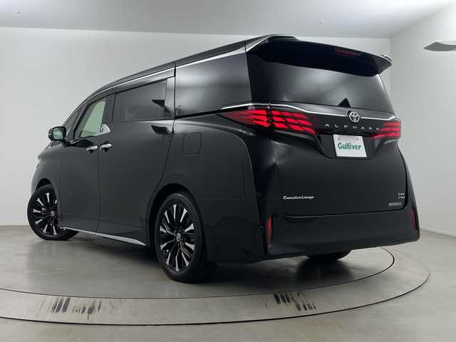 トヨタ アルファードハイブリット エグゼクティブ ラウンジ 埼玉県 2025(令7)年 1万km ブラック 純正14インチディスプレイオーディオ/　(Bluetooth/Miracast/USB/FM/AM)/フルセグテレビ/純正フリップダウンモニター/全方位カメラ/ビルトインETC/ドライブレコーダー/両側パワースライドドア/デジタルインナーミラー/パワーバックドア/ガラスルーフ/JBLサウンドシステム/ブラインドスポットモニター/レーダークルーズコントロール/衝突被害軽減ブレーキ/車線逸脱警報/クリアランスソナー/レザーシート/シートヒーター/パワーシート/エアーシート/シートメモリー/ステアリングヒーター/パーキングアシスト/パドルシフト/ワイヤレス充電/オートハイビーム/オートLEDライト/電子パーキングシステム/ブレーキホールド/純正フロアマット/純正19インチアルミホイール