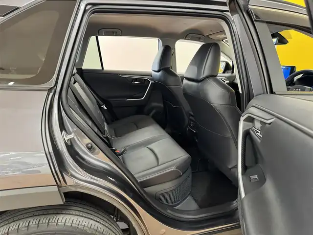 トヨタ ＲＡＶ４ ハイブリッドG 群馬県 2024(令6)年 2.4万km グレーメタリック トヨタセーフティセンス/・レーダークルーズコントロール/・プリクラッシュセーフティ/・ブラインドスポットモニター/・レーントレーシングアシスト/・パーキングセンサー/・パーキングサポートブレーキ/・オートハイビーム/純正10.5インチディスプレイオーディオ（地図有）/　　フルセグ/BT/    USB/Miracast/FM/AM/    AppleCarPlay/AndroidAuto/パノラミックビューモニター/パワーバックドア/黒革シート/前席シートヒーター/前席エアーシート/ステアリングヒーター/オートLEDヘッドライト/フォグランプ/純正18AW/純正フロアマット/純正ドライブレコーダー/ビルドインETC2.0