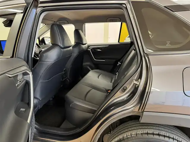 トヨタ ＲＡＶ４ ハイブリッドG 群馬県 2024(令6)年 2.4万km グレーメタリック トヨタセーフティセンス/・レーダークルーズコントロール/・プリクラッシュセーフティ/・ブラインドスポットモニター/・レーントレーシングアシスト/・パーキングセンサー/・パーキングサポートブレーキ/・オートハイビーム/純正10.5インチディスプレイオーディオ（地図有）/　　フルセグ/BT/    USB/Miracast/FM/AM/    AppleCarPlay/AndroidAuto/パノラミックビューモニター/パワーバックドア/黒革シート/前席シートヒーター/前席エアーシート/ステアリングヒーター/オートLEDヘッドライト/フォグランプ/純正18AW/純正フロアマット/純正ドライブレコーダー/ビルドインETC2.0