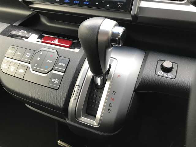 ホンダ ステップワゴン スパーダ Z クールスピリット 千葉県 2015(平27)年 8.8万km プレミアムスパークルブラックパール (株)IDOMが運営する【じしゃロン柏店】の自社ローン対象車両になります。こちらは現金ご利用時の価格です。/自社ローンご希望の方は別途その旨お申付け下さい。//ワンオーナー/禁煙車/純正フルセグナビ/（CD/DVD/AM/FMラジオ）/(Bluetooth)/スマートキー/プッシュスタート/バックカメラ/ＥＴＣ/両側パワースライドドア/クルーズコントロール/アイドリングストップ/パドルシフト/ステアリングリモコン/電動格納ドアミラー/パワーウインドウ/オートライト/防眩ミラー