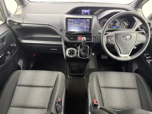 トヨタ ヴォクシー ZS 愛知県 2017(平29)年 6.6万km ブラック ALPINE9型ナビ（フルセグ、CD/DVD、Bluetooth）/ALPINEフリップダウンモニター/ETC/Bカメラ/前後ドラレコ/クルーズコントロール/衝突軽減ブレーキ/レーンキープアシスト/オートハイビーム/LEDヘッドライト/スマートキー/オートライト/フォグライト/Pスタート/横滑り防止装置