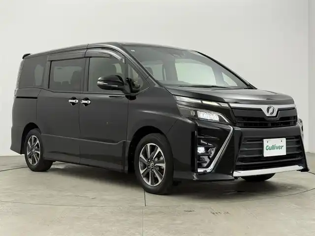 トヨタ ヴォクシー ZS 愛知県 2017(平29)年 6.6万km ブラック ALPINE9型ナビ（フルセグ、CD/DVD、Bluetooth）/ALPINEフリップダウンモニター/ETC/Bカメラ/前後ドラレコ/クルーズコントロール/衝突軽減ブレーキ/レーンキープアシスト/オートハイビーム/LEDヘッドライト/スマートキー/オートライト/フォグライト/Pスタート/横滑り防止装置