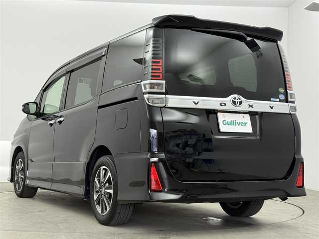 トヨタ ヴォクシー ZS 愛知県 2017(平29)年 6.6万km ブラック ALPINE9型ナビ（フルセグ、CD/DVD、Bluetooth）/ALPINEフリップダウンモニター/ETC/Bカメラ/前後ドラレコ/クルーズコントロール/衝突軽減ブレーキ/レーンキープアシスト/オートハイビーム/LEDヘッドライト/スマートキー/オートライト/フォグライト/Pスタート/横滑り防止装置