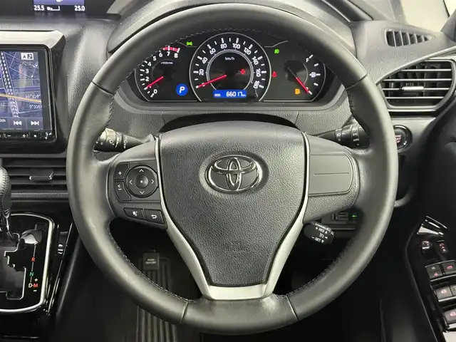 トヨタ ヴォクシー ZS 愛知県 2017(平29)年 6.6万km ブラック ALPINE9型ナビ（フルセグ、CD/DVD、Bluetooth）/ALPINEフリップダウンモニター/ETC/Bカメラ/前後ドラレコ/クルーズコントロール/衝突軽減ブレーキ/レーンキープアシスト/オートハイビーム/LEDヘッドライト/スマートキー/オートライト/フォグライト/Pスタート/横滑り防止装置