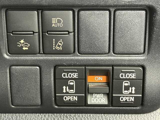 トヨタ ヴォクシー ZS 愛知県 2017(平29)年 6.6万km ブラック ALPINE9型ナビ（フルセグ、CD/DVD、Bluetooth）/ALPINEフリップダウンモニター/ETC/Bカメラ/前後ドラレコ/クルーズコントロール/衝突軽減ブレーキ/レーンキープアシスト/オートハイビーム/LEDヘッドライト/スマートキー/オートライト/フォグライト/Pスタート/横滑り防止装置