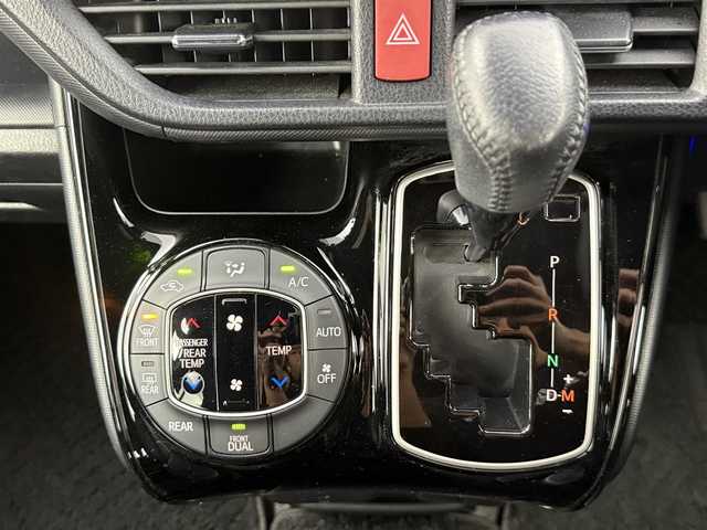 トヨタ ヴォクシー ZS 愛知県 2017(平29)年 6.6万km ブラック ALPINE9型ナビ（フルセグ、CD/DVD、Bluetooth）/ALPINEフリップダウンモニター/ETC/Bカメラ/前後ドラレコ/クルーズコントロール/衝突軽減ブレーキ/レーンキープアシスト/オートハイビーム/LEDヘッドライト/スマートキー/オートライト/フォグライト/Pスタート/横滑り防止装置