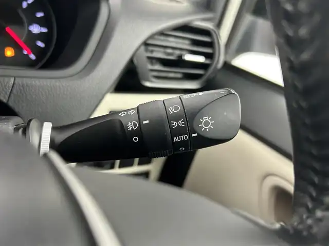 トヨタ ノア Si ダブルバイビー 千葉県 2018(平30)年 5.8万km ラグジュアリーホワイトパールクリスタルシャインガラスフレーク トヨタセーフティセンス/・プリクラッシュセーフティ/・レーンディパーチャーアラート/・先行車発進お知らせ/・オートハイビーム/純正10インチSDナビ/CD DVD SD MSV BT フルセグ/バックカメラ/両側パワースライドドア/クルーズコントロール/LEDオートライト/純正16インチアルミホイール/ドアバイザー/革巻きステアリング/プッシュスタート/スマートキー/ビルトインETC