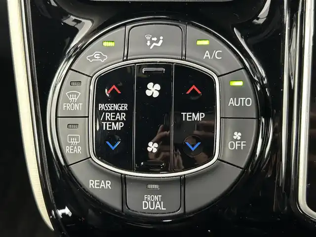 トヨタ ノア Si ダブルバイビー 千葉県 2018(平30)年 5.8万km ラグジュアリーホワイトパールクリスタルシャインガラスフレーク トヨタセーフティセンス/・プリクラッシュセーフティ/・レーンディパーチャーアラート/・先行車発進お知らせ/・オートハイビーム/純正10インチSDナビ/CD DVD SD MSV BT フルセグ/バックカメラ/両側パワースライドドア/クルーズコントロール/LEDオートライト/純正16インチアルミホイール/ドアバイザー/革巻きステアリング/プッシュスタート/スマートキー/ビルトインETC