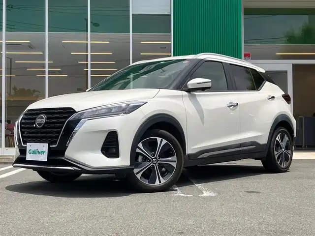 日産 キックス X ツートーンインテリアED 静岡県 2021(令3)年 5万km ブリリアントホワイトパール エンジンスタートボタン/パワーステアリング/パワーウインドウ/スマートキー/スペアキー１本/追従走行ありクルーズコントロール/USB入力端子/ビルトインETC/前方ドライブレコーダー/純正フロアマット/レザーシート/D+N席シートヒーター/ルーフレール/純正アルミホイール/ABS/横滑り防止装置/前後コーナーセンサー/オートライト/LEDヘッドライト/W+サイドエアバック/衝突軽減システム/プロパイロット/インテリジェントルームミラー/ステアリングヒーター