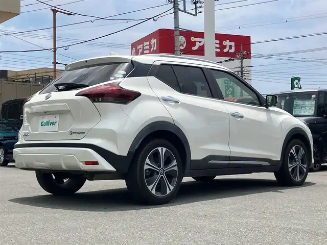 日産 キックス X ツートーンインテリアED 静岡県 2021(令3)年 5万km ブリリアントホワイトパール エンジンスタートボタン/パワーステアリング/パワーウインドウ/スマートキー/スペアキー１本/追従走行ありクルーズコントロール/USB入力端子/ビルトインETC/前方ドライブレコーダー/純正フロアマット/レザーシート/D+N席シートヒーター/ルーフレール/純正アルミホイール/ABS/横滑り防止装置/前後コーナーセンサー/オートライト/LEDヘッドライト/W+サイドエアバック/衝突軽減システム/プロパイロット/インテリジェントルームミラー/ステアリングヒーター