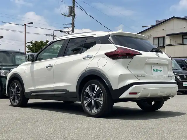 日産 キックス X ツートーンインテリアED 静岡県 2021(令3)年 5万km ブリリアントホワイトパール エンジンスタートボタン/パワーステアリング/パワーウインドウ/スマートキー/スペアキー１本/追従走行ありクルーズコントロール/USB入力端子/ビルトインETC/前方ドライブレコーダー/純正フロアマット/レザーシート/D+N席シートヒーター/ルーフレール/純正アルミホイール/ABS/横滑り防止装置/前後コーナーセンサー/オートライト/LEDヘッドライト/W+サイドエアバック/衝突軽減システム/プロパイロット/インテリジェントルームミラー/ステアリングヒーター