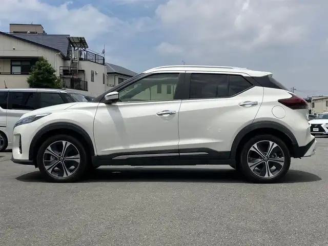 日産 キックス X ツートーンインテリアED 静岡県 2021(令3)年 5万km ブリリアントホワイトパール エンジンスタートボタン/パワーステアリング/パワーウインドウ/スマートキー/スペアキー１本/追従走行ありクルーズコントロール/USB入力端子/ビルトインETC/前方ドライブレコーダー/純正フロアマット/レザーシート/D+N席シートヒーター/ルーフレール/純正アルミホイール/ABS/横滑り防止装置/前後コーナーセンサー/オートライト/LEDヘッドライト/W+サイドエアバック/衝突軽減システム/プロパイロット/インテリジェントルームミラー/ステアリングヒーター
