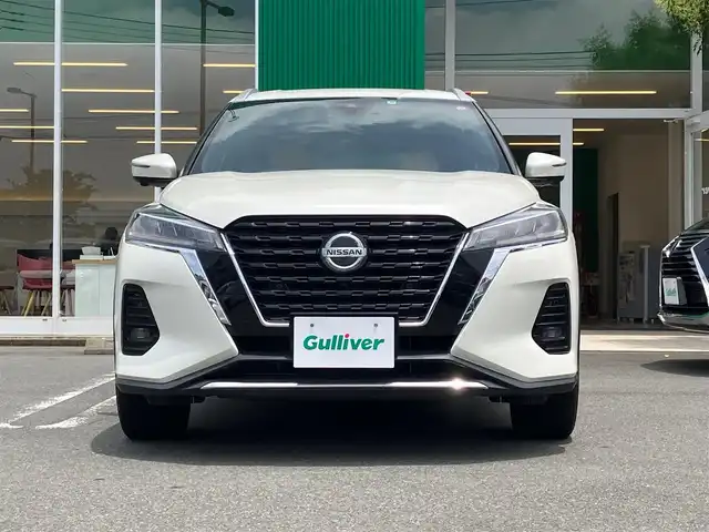 日産 キックス X ツートーンインテリアED 静岡県 2021(令3)年 5万km ブリリアントホワイトパール エンジンスタートボタン/パワーステアリング/パワーウインドウ/スマートキー/スペアキー１本/追従走行ありクルーズコントロール/USB入力端子/ビルトインETC/前方ドライブレコーダー/純正フロアマット/レザーシート/D+N席シートヒーター/ルーフレール/純正アルミホイール/ABS/横滑り防止装置/前後コーナーセンサー/オートライト/LEDヘッドライト/W+サイドエアバック/衝突軽減システム/プロパイロット/インテリジェントルームミラー/ステアリングヒーター