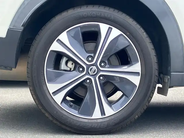 日産 キックス X ツートーンインテリアED 静岡県 2021(令3)年 5万km ブリリアントホワイトパール エンジンスタートボタン/パワーステアリング/パワーウインドウ/スマートキー/スペアキー１本/追従走行ありクルーズコントロール/USB入力端子/ビルトインETC/前方ドライブレコーダー/純正フロアマット/レザーシート/D+N席シートヒーター/ルーフレール/純正アルミホイール/ABS/横滑り防止装置/前後コーナーセンサー/オートライト/LEDヘッドライト/W+サイドエアバック/衝突軽減システム/プロパイロット/インテリジェントルームミラー/ステアリングヒーター