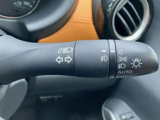 日産 キックス X ツートーンインテリアED 静岡県 2021(令3)年 5万km ブリリアントホワイトパール エンジンスタートボタン/パワーステアリング/パワーウインドウ/スマートキー/スペアキー１本/追従走行ありクルーズコントロール/USB入力端子/ビルトインETC/前方ドライブレコーダー/純正フロアマット/レザーシート/D+N席シートヒーター/ルーフレール/純正アルミホイール/ABS/横滑り防止装置/前後コーナーセンサー/オートライト/LEDヘッドライト/W+サイドエアバック/衝突軽減システム/プロパイロット/インテリジェントルームミラー/ステアリングヒーター