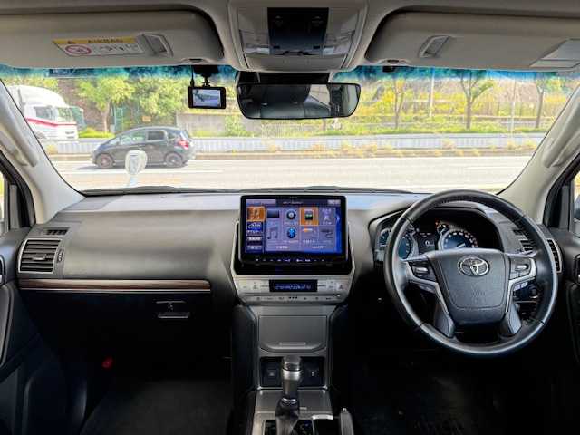 トヨタ ランドクルーザー プラド TX Lパッケージ 大阪府 2018(平30)年 8.2万km ホワイトパールクリスタルシャイン /禁煙車//サンルーフ//フローティングナビ ビッグX11/・フルTV/CD/DVD/SD/Bluetooth/USB/HDMI//バックカメラ・左サイドカメラ//コーナーセンサー//10.1インチ　フリップダウンモニター//衝突軽減ブレーキ//レーンキープアシスト//クルーズコントロール//ステアリングスイッチ//前席パワーシート・シートヒーター・エアーシート//オートハイビーム//ETC//純正19AW//社外ドラレコ【FT-DR100S】//７人乗り//スペアタイヤあり
