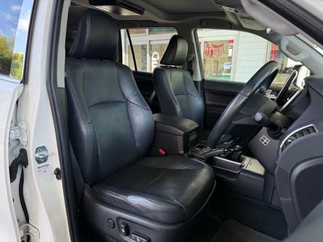 トヨタ ランドクルーザー プラド TX Lパッケージ 大阪府 2018(平30)年 8.2万km ホワイトパールクリスタルシャイン /禁煙車//サンルーフ//フローティングナビ ビッグX11/・フルTV/CD/DVD/SD/Bluetooth/USB/HDMI//バックカメラ・左サイドカメラ//コーナーセンサー//10.1インチ　フリップダウンモニター//衝突軽減ブレーキ//レーンキープアシスト//クルーズコントロール//ステアリングスイッチ//前席パワーシート・シートヒーター・エアーシート//オートハイビーム//ETC//純正19AW//社外ドラレコ【FT-DR100S】//７人乗り//スペアタイヤあり